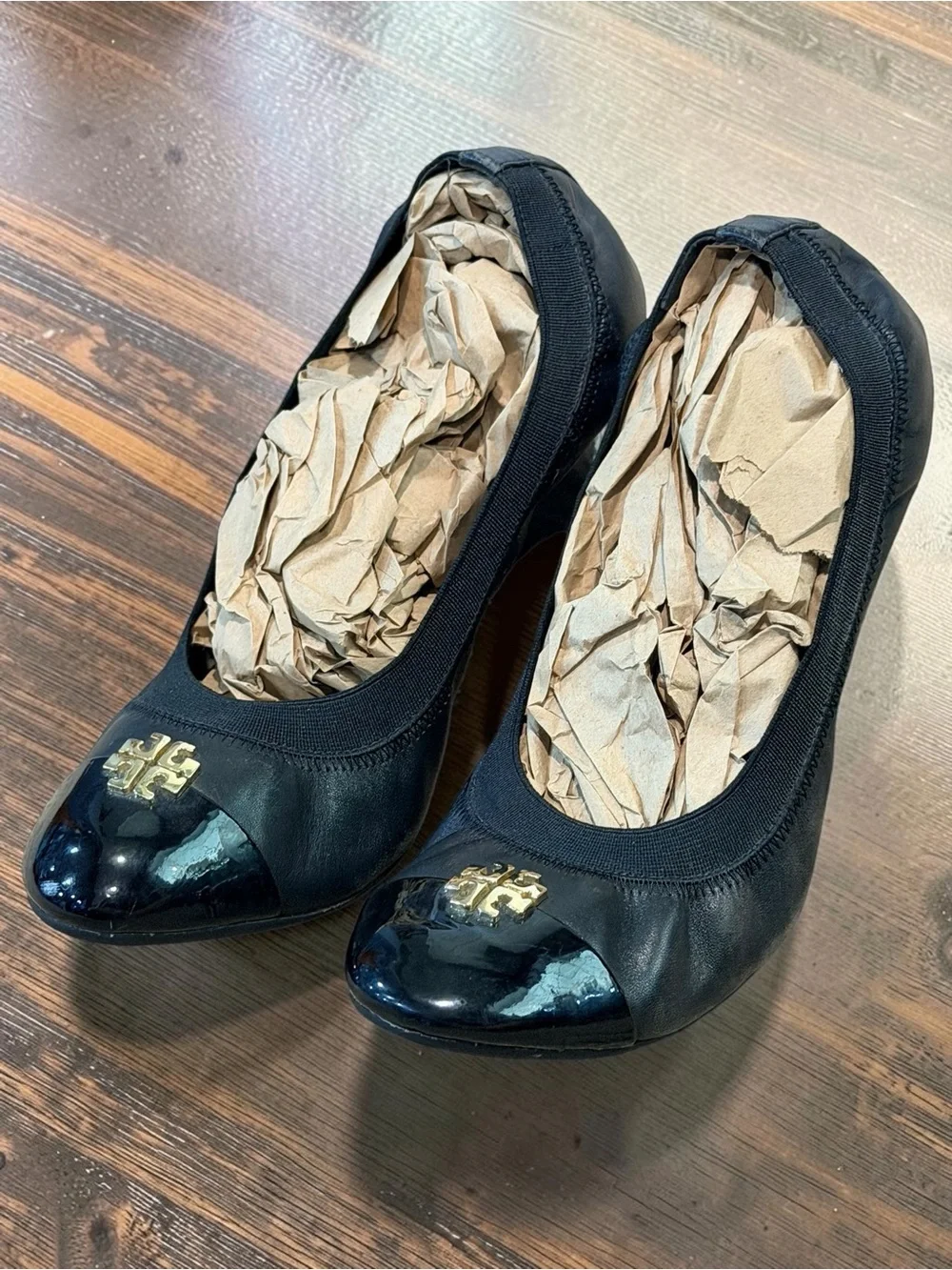 Tory Burch Black Leather Jolie Wedge Pumps Cap Toe Gold Color Logo Sz 9